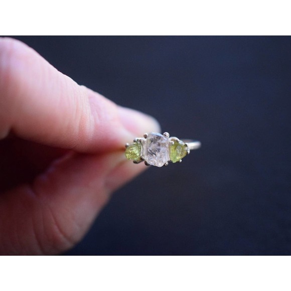Raw peridot and clear quartz engagement ring - Picture 4 of 5